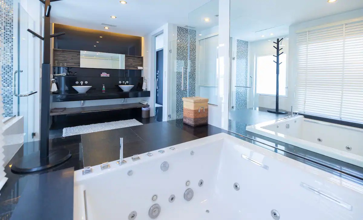 6 Master bathtub